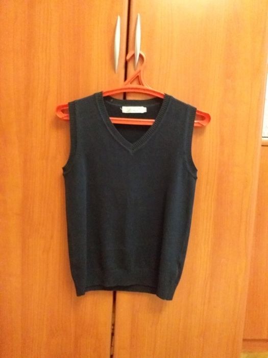 Продаётся безрукавка подростковая.