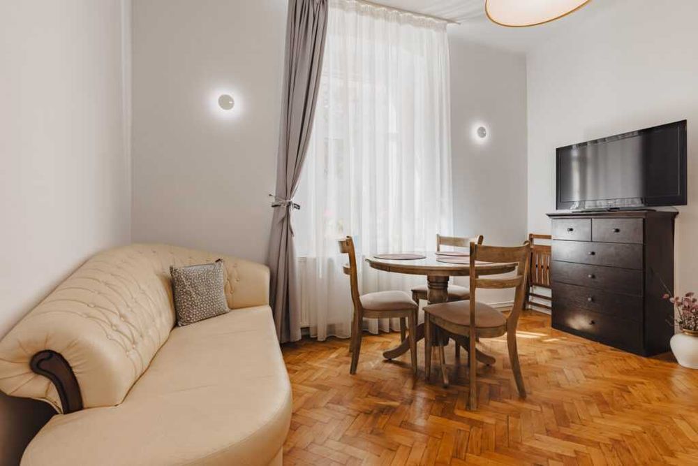 Inchiriez apartament 3 camere  lux centru istoric