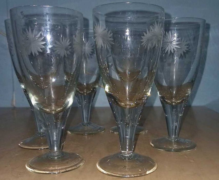 Продам рюмки 6 штук, набор, один с позолотой, другой с рисунком.