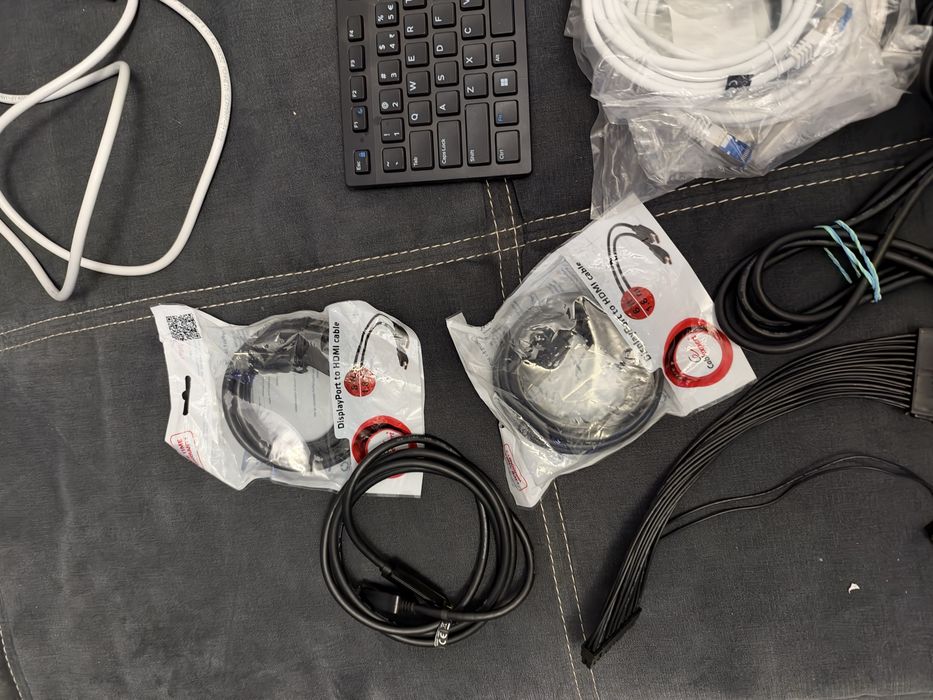 Cutie cu cabluri utp ethernet hdmi vga usb etc