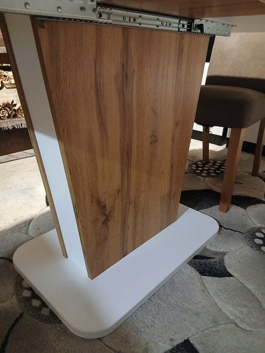 Чисто нова трапезна маса в отлично състояние