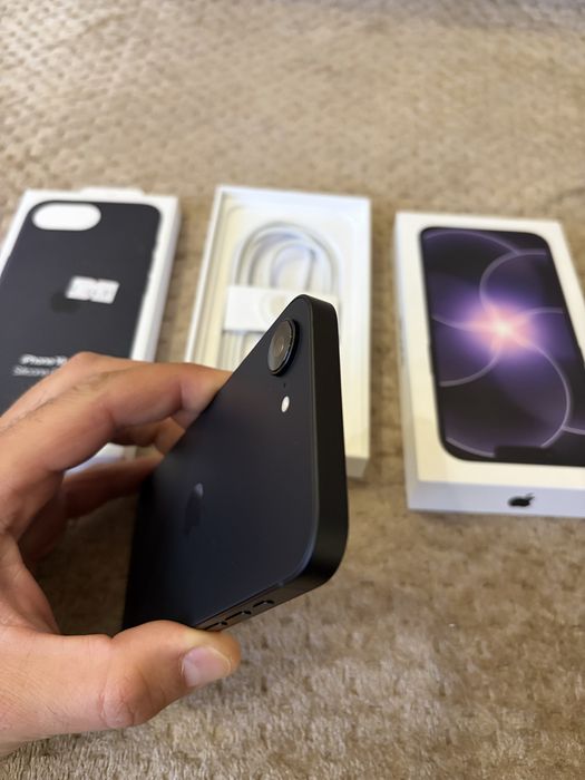 Продавам Iphone 17e 256GB Black