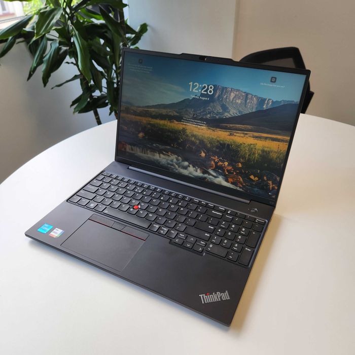 LENOVO ThinkPad 16" i5 2024 16gb RAM SSD 512 raport bateri - nou cutie