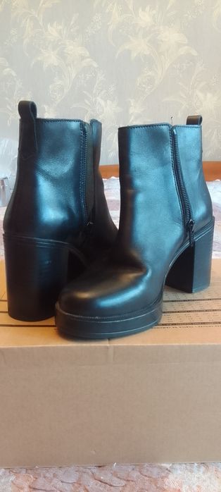 Продам женские ботинки