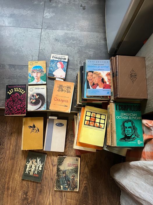 Продавам различни жанрове книги