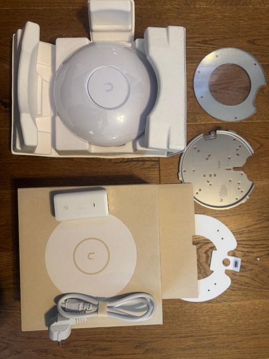 Vand acces Point  Ubiquiti Unifi 7  Pro (U7-pro) Wi-fi  7 + Injector  Po+ Inclus, Nou