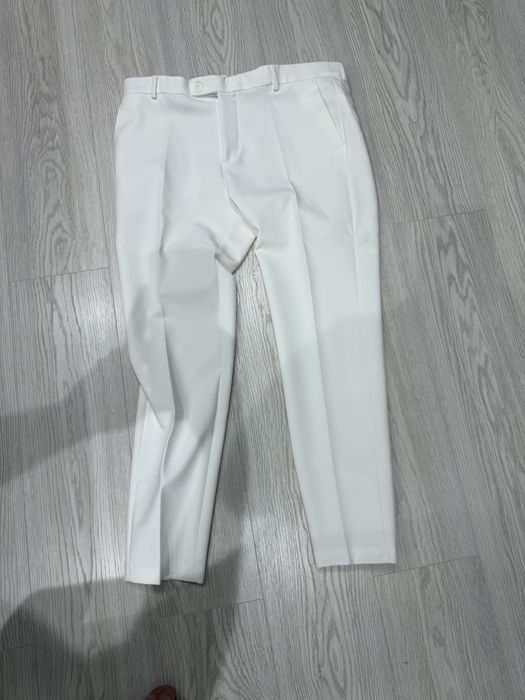 Pantaloni de costum sau nu