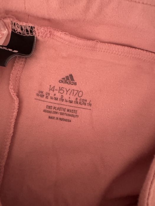 Клин adidas.