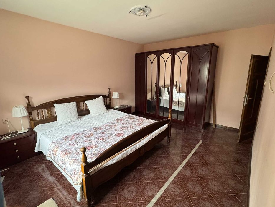 Етаж от каменна къща с двор в центъра на Чепеларе – 124 м²