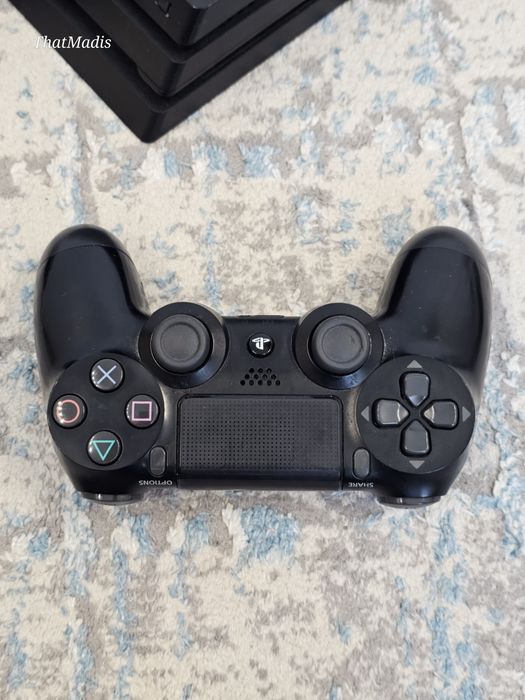 Playstation 4 Pro 1TB 2 джойстика 5 игр