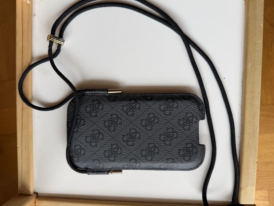 Guess чисто ново кейсче за телефон , без опаковка