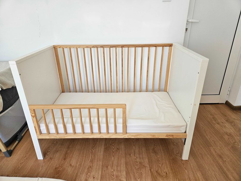 Бебешко легло/кошара Kinderkraft MIA 60×120 см – бяло и естествено дърво