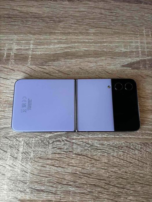 Продавам Samsung Galaxy Z flip 4