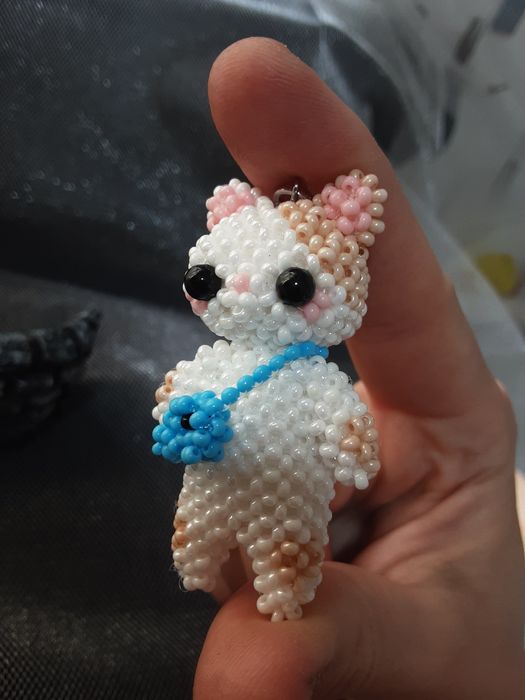 Котята и пчёлка из бисера