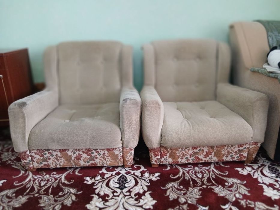 Продаётся креслы имеется и диван средном состояние