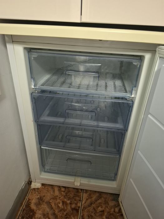Congelator vertical GRAM cu 4 sertare – stare bună