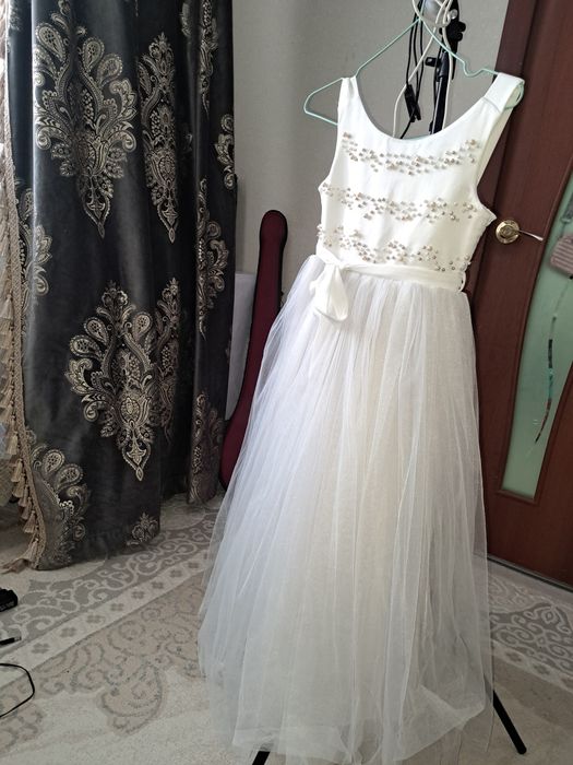 Белое платье  очень красивое