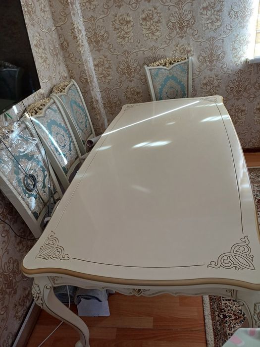 Продам стол гостиный