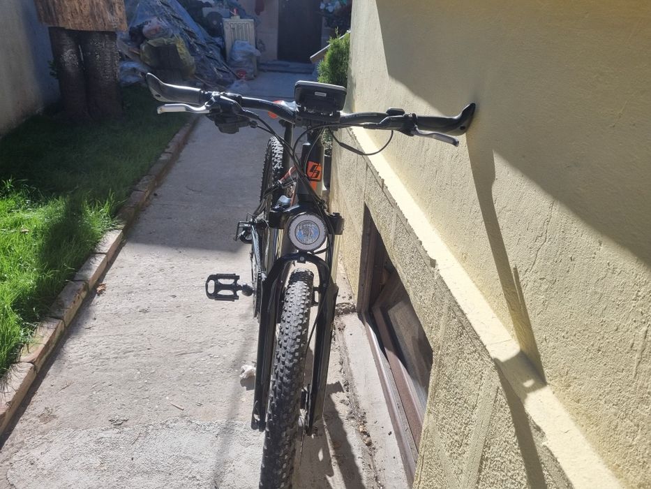 Vand bicicleta aproape noua