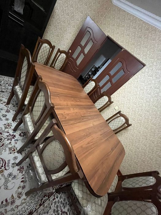 Стол и стулья для гостинной