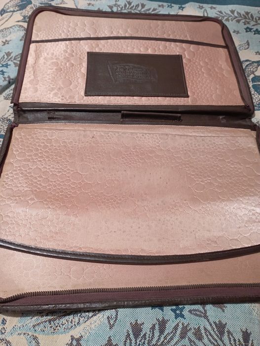 Кожаная папка для бумаг и документов