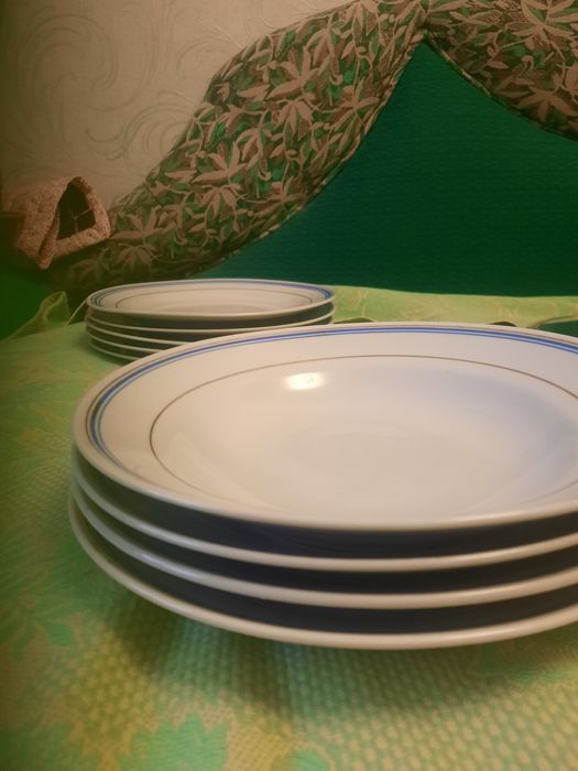 Тарелки плоские и глубокие.