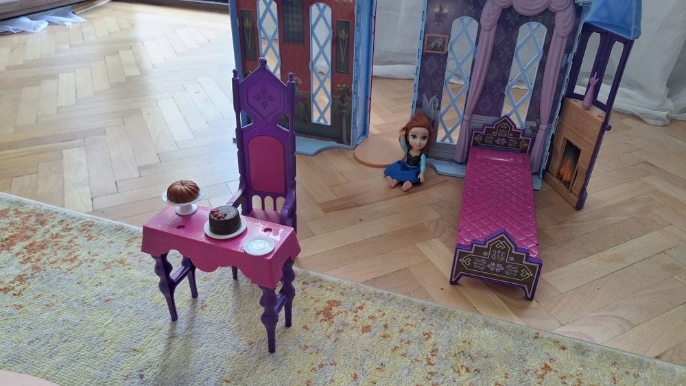 Set Castel Frozen cu papusa Ana