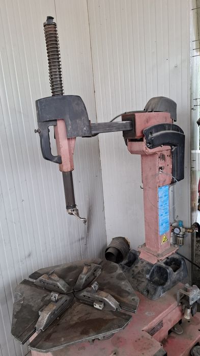 Mașină dejantat anvelope Butler Italia.