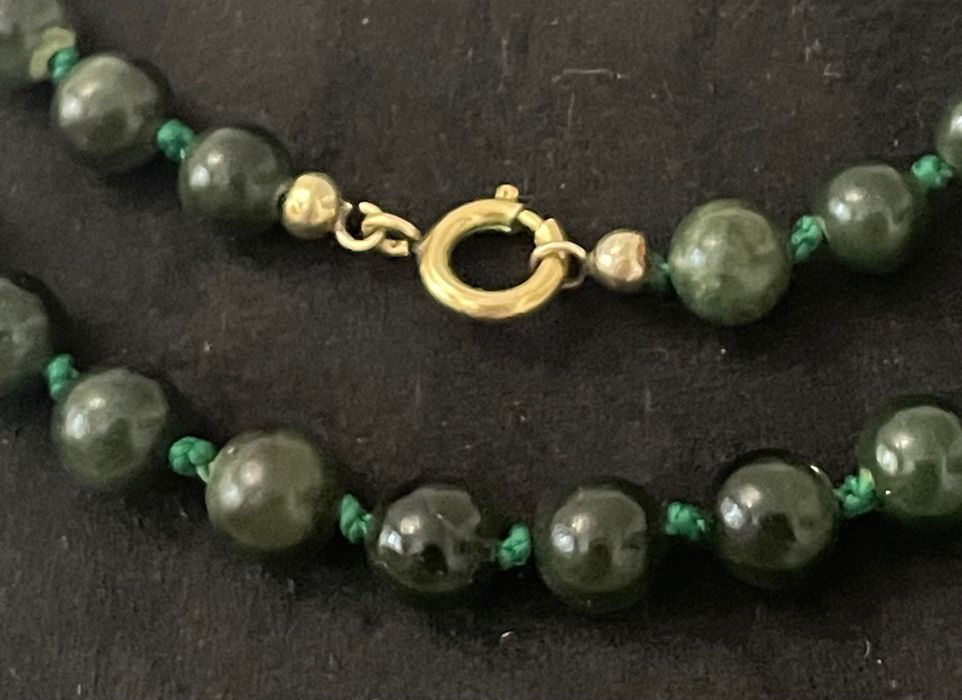 Огърлица  от истински зелен нефрит