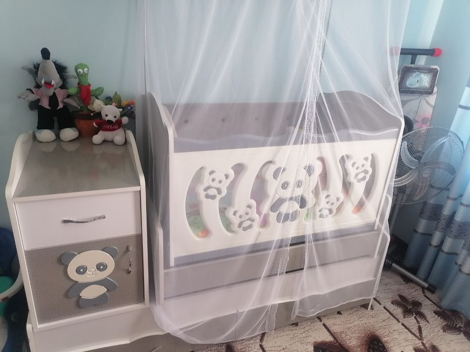 Кровать и шкаф хорошем состоянии