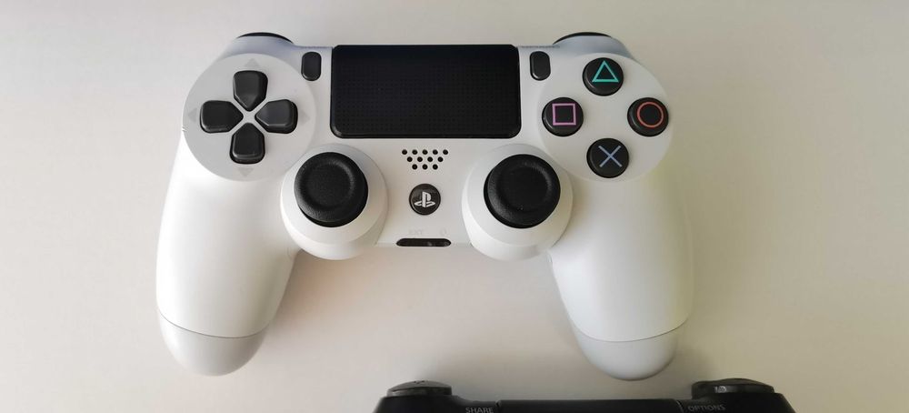 Конзола PS4 Pro с два оригинални джойстика