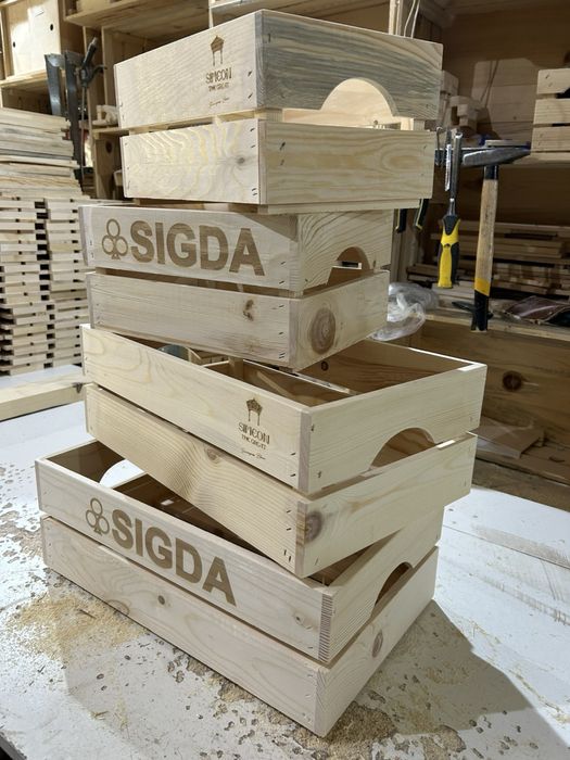 Коледна дървена щайга/ кошница за корпоративни подаръци