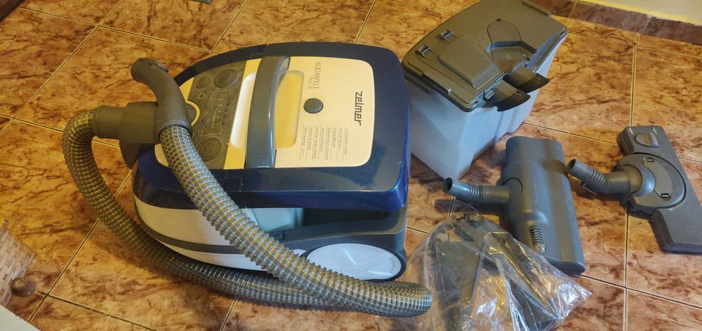 Aspirator fara sac, pe baza de apa, cu accesorii, functional