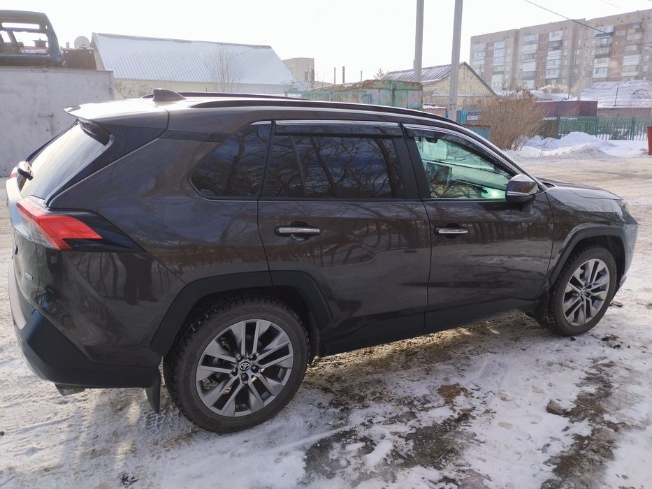 Toyota RAV4 2021 год.