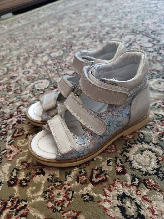 Детская лечебная обувь на девочку.