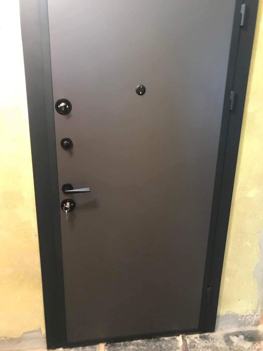 Блиндирана входна врата.