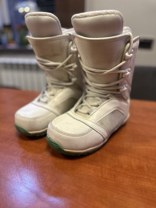 Сноуборд с ботинками и креплением.