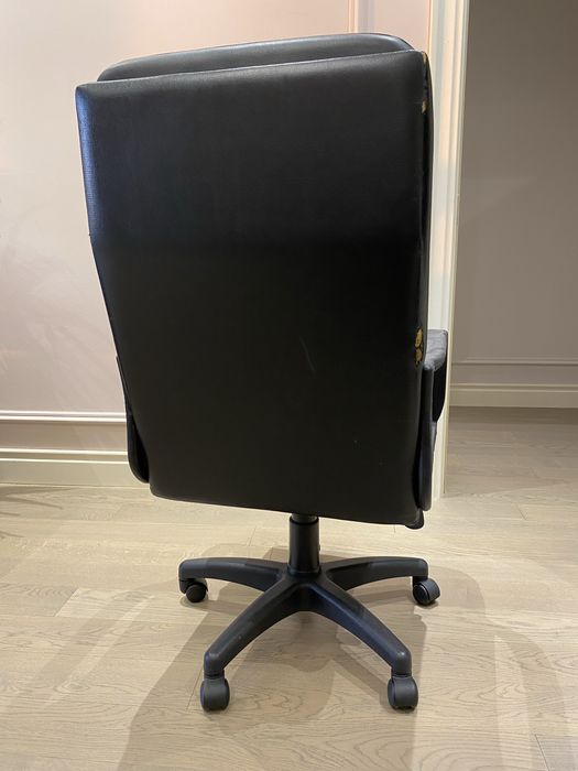 Кожаное кресло.