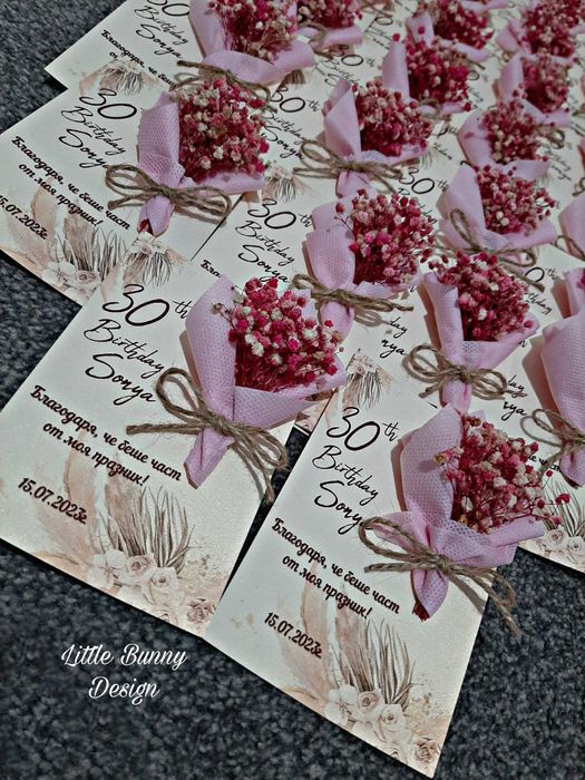 Подаръчета - Букетчета от сухи цветя върху перлено картонче