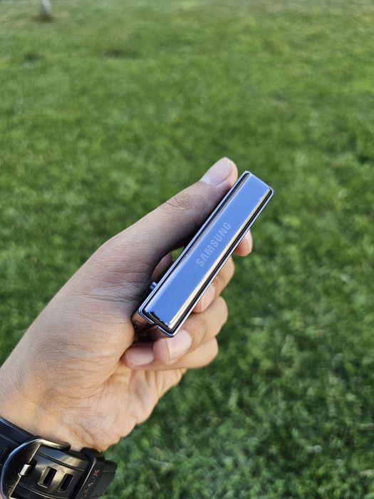 Samsung Galaxy Z Flip 5 5G. OzU 8/256 GB. Garantya bor. Toza telefon
