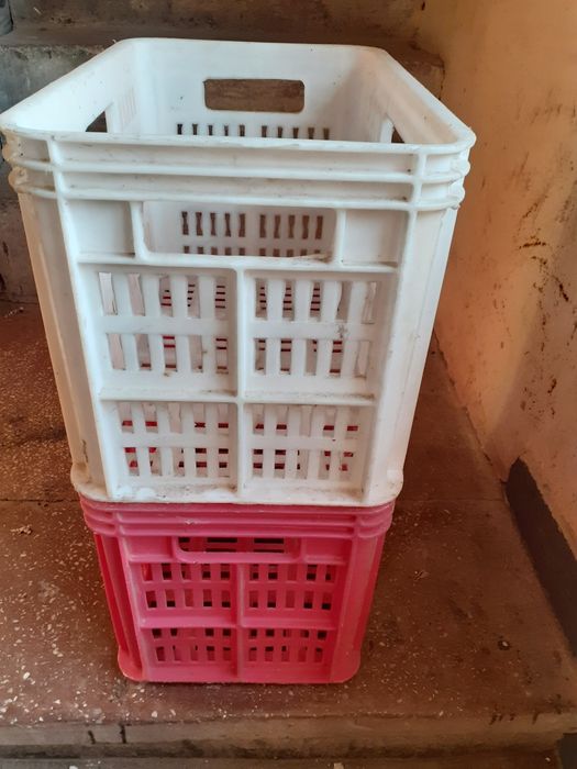 Două lăzi vechi.