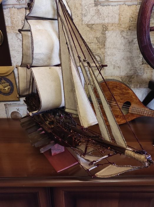 Корабль парусник  деревянный