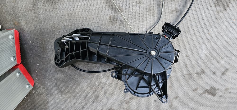 Motor usa culisanta electrica stanga Mercedes W447