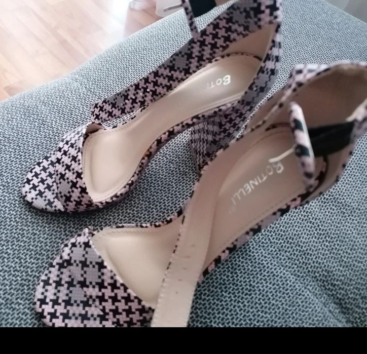 Sandale marimea 35 cu interiorul de 22.5 cm