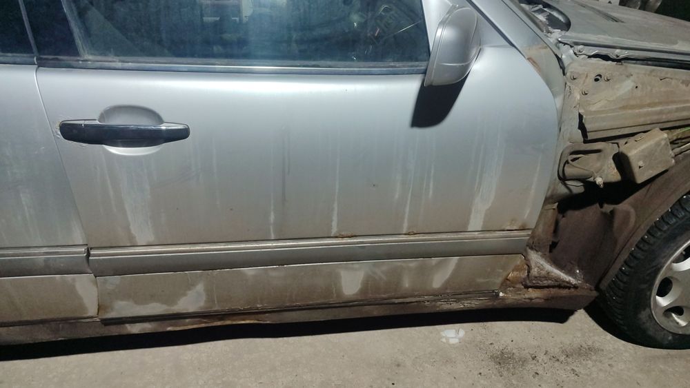 Капот на Мерседес W210