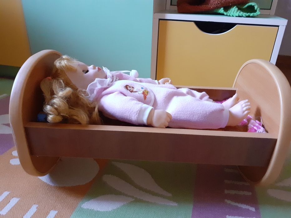 Кроватка с куклой