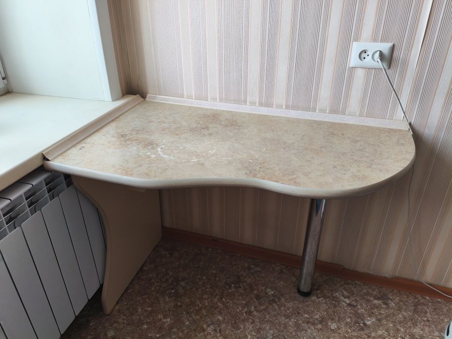 Продам кухонный стол .