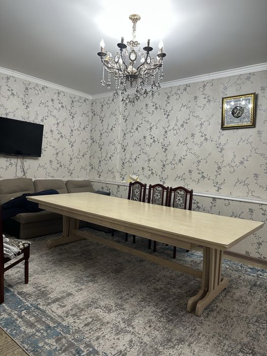 Продам большой стол для зала