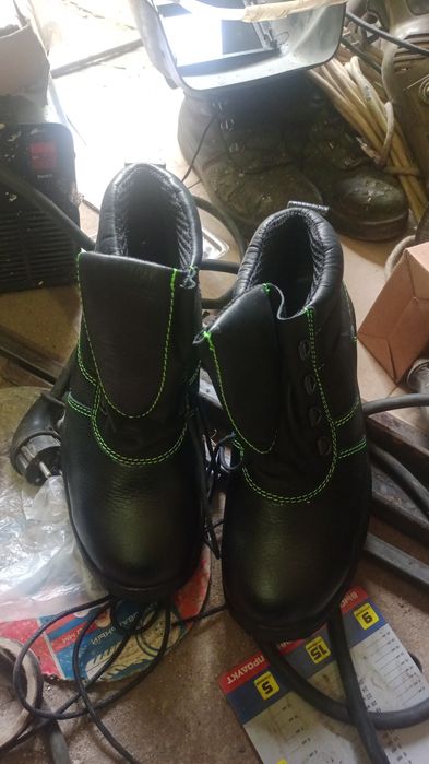 Продам рабочие ботинки. Размеры 38-39. 2 пара