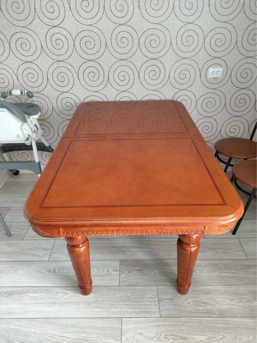 Продается большой кухонный стол